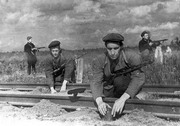 Партизаны отряда «Народный мститель» Темкинского района минируют железнодорожное полотно    

25 августа  1943 г.
Место съемки: Смоленская область