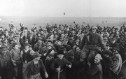 Югославские крестьяне приветствуют первого советского летчика, приземлившегося на освобожденной от немецко-фашистских оккупантов части югославской территории   1944 г.