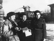 Командир 316-й гвардейской стрелковой дивизии генерал-майор Панфилов И.В. (слева), начальник штаба Серебряков И.И. и старший батальонный комиссар Егоров С.А. обсуждают план боевых действий.    