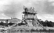 Памятник Петру I в защитном устройстве на площади Декабристов 