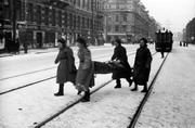 Санитарки за оказанием помощи пострадавшим от вражеского обстрела 