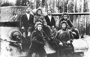 Экипаж боевого танка, построенного на средства семьи Ширмановых из Порецкого района Чувашской АССР
