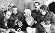 Члены колхоза «Борьба» вносят сбережения на постройку авиаэскадрильи. 