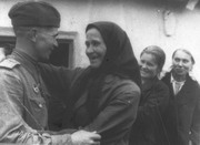 Встреча старшего лейтенанта Кравченко И.К. со своей матерью в освобожденном Красной Армией селе Голубовке    
1943 г.
Место съемки: Днепропетровская область