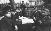 Представитель Ставки ВГК Маршал Советского Союза Василевский А.М. и командующий войсками 3-го Белорусского фронта Черняховский И.Д допрашиваютпленного командира 53-го армейского корпуса генерала пехоты Гольвинцера и командира 206-й пехотной дивизии генерал-лейтенанта Зитгера. 