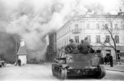 Советские самоходные орудия входят в г.Ченстохов 8 февраля  1945 г.